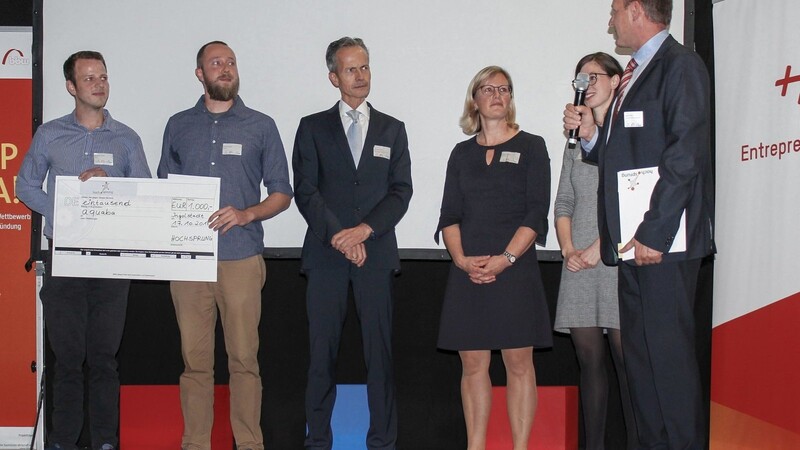 Die Preisverleihung des Hochsprung Awards 2018 fand in Ingolstadt statt. Christoph Dobler (v. li.) und Niclas Dehmel nahmen gemeinsam mit Professor Mnich den Preis für den dritten Platz entgegen.