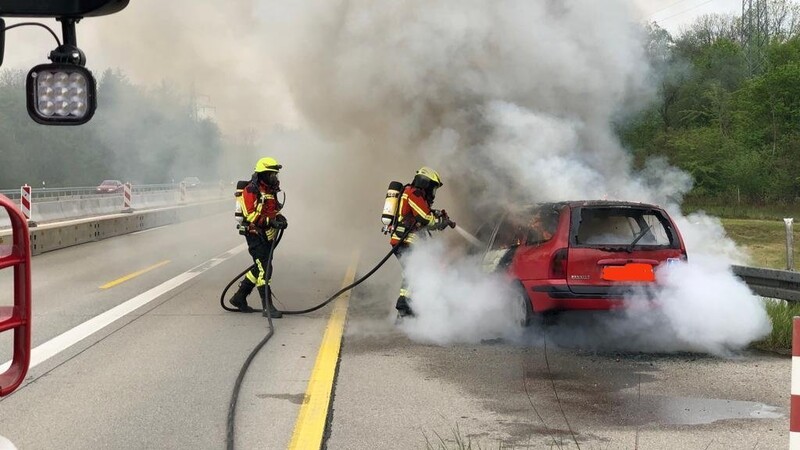 Trotz des schnellen Eingreifens der Landshuter Feuerwehr brannte der Wagen komplett aus.