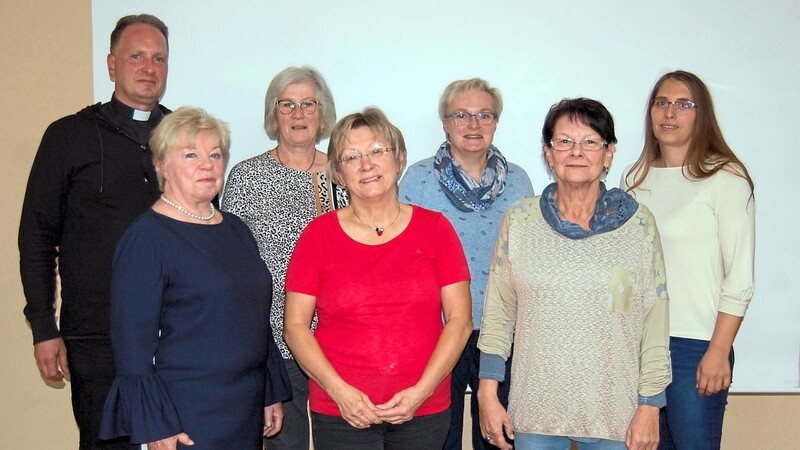 Pfarrer Stefan Wissel (von links) gratulierte Angelica Finger, Renate Schinzel, Lydia Schindlbeck, Christine Danner, Gabriele Koblitz und Margret Haslbeck.