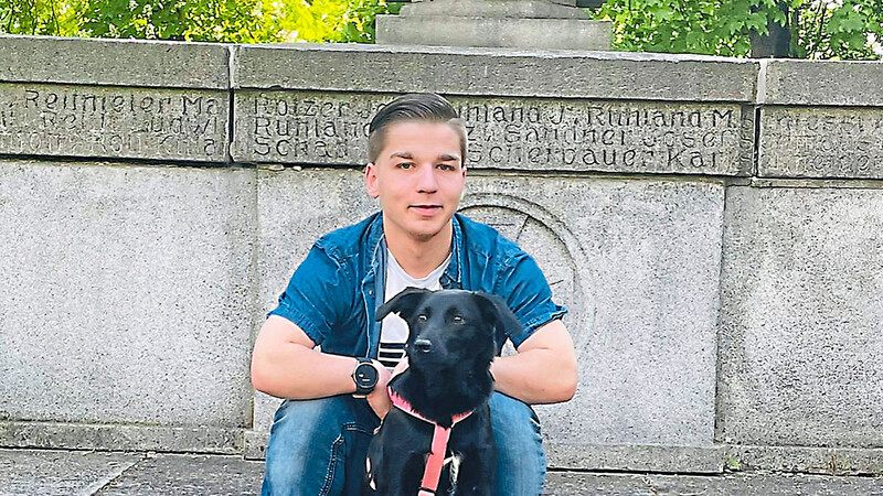 Der 23-Jährige Fabian Lankes mit seinem Hund Nelly.
