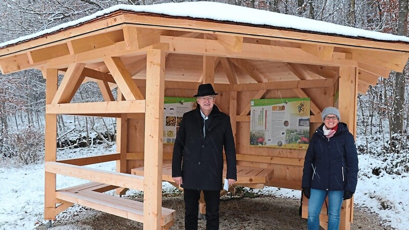 Der Pavillon in der Waffenschleife ist Start- und Zielpunkt des Naturlehrpfads. Hier stellten Bürgermeister Markus Ackermann und Stadträtin und Imker-Chefin Claudia Brückl das Projekt vor.