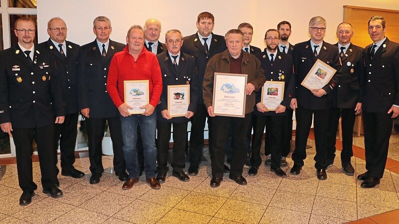 Die geehrten langjährigen Aktiven und Vereinsmitglieder mit Feuerwehrführung, Bürgermeister und den Führungskräften auf Kreisebene.