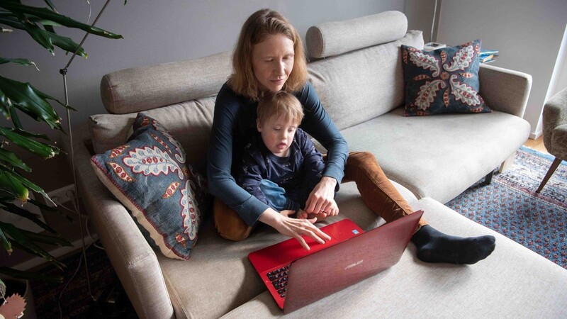 Die Blogautorin Kathinka Seifert sitzt in ihrer Wohnung mit ihrem Sohn Paul vor einem Notebook. Seifert betrieb den Blog "pauliskleinesleben".