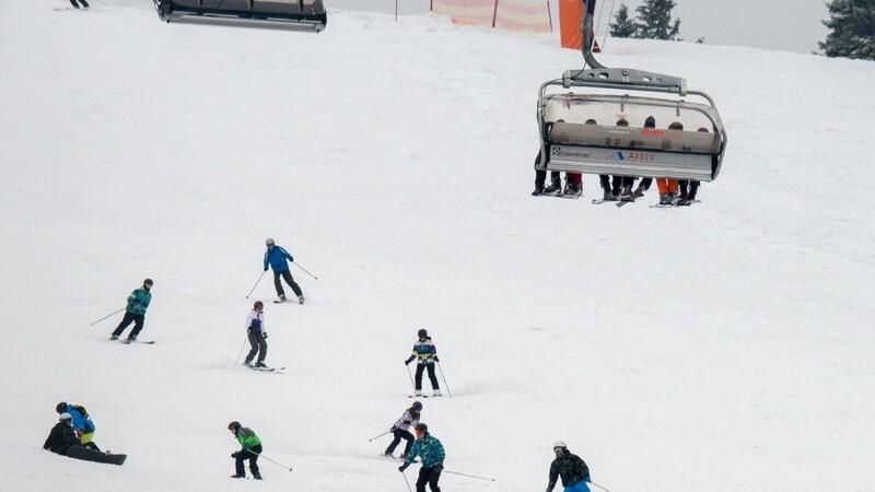 Auch am Samstag haben sich im Bayerischen Wald Skiunfälle ereignet. (Symbolbild)