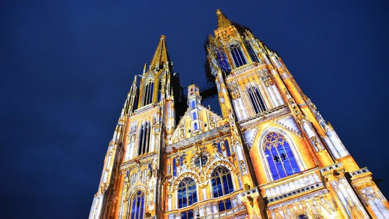 Regensburgs Wahrzeichen ist auch "pur" schon imposant - die Illumination macht den Dom aber zu einem echten Erlebnis.