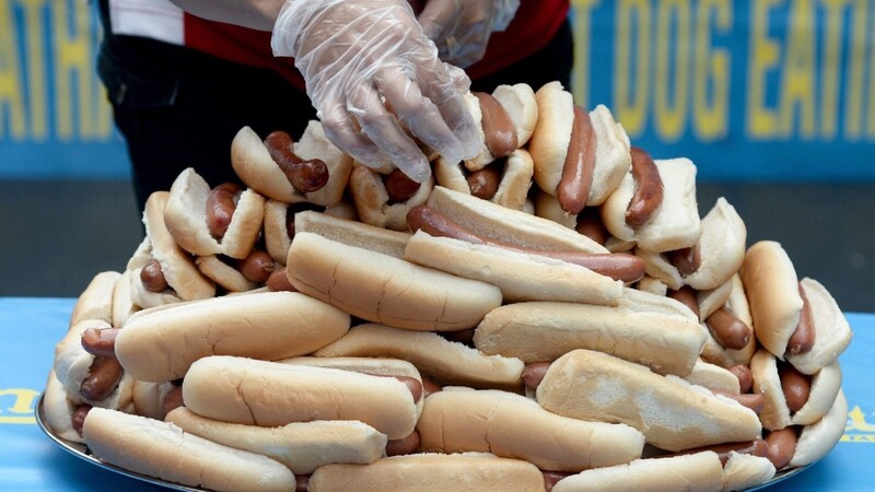 Die Zahl der fettleibigen Menschen in den USA steigt und steigt. Als Hauptgrund gilt "Junk-Food" wie Hotdogs.