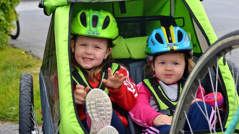 Die beiden kleinen Damen Emma und Marica haben sich am Sonntag von ihrem Papa im Fahrradanhänger nach Untertraubenbach kutschieren lassen.