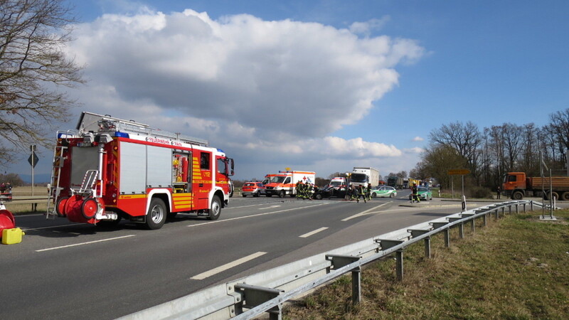 Am Freitagnachmittag ist an der Kreuzung bei Rain (Landkreis Straubing-Bogen) ein BMW frontal in einen Schulbus gekracht.
