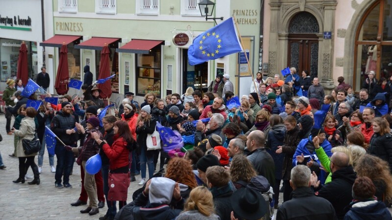 Stimmen für Europa: In immer mehr Städten in der Europäischen Union gehen Menschen sonntags auf die Straße.