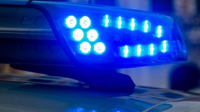 Ein Blaulicht der Polizei leuchtet auf. (Symbolbild)