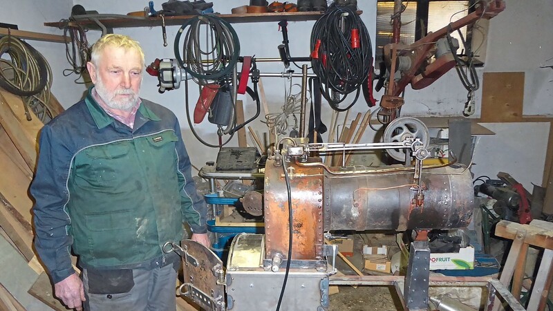 Josef Maier hat in mühevoller Arbeit eine kleine, alte Dampfmaschine wieder auf Vordermann gebracht.