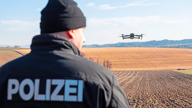 Mit Drohnen suchten Polizeibeamte am Sonntag in Niederbayern nach Giftködern. Ein ähnlicher Einsatz gegen Vogelhasser wird nun auch für den Raum Regensburg geprüft.
