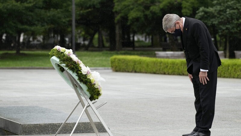 Um große Gesten nie verlegen: IOC-Boss Thomas Bach am Hiroshima-Mahnmal.