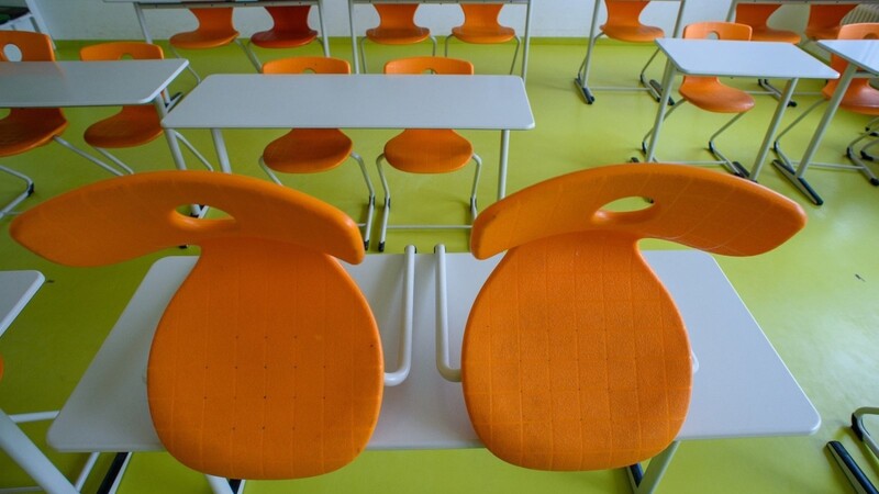 Stühle und Tische in einem ungenutzten Klassenraum.