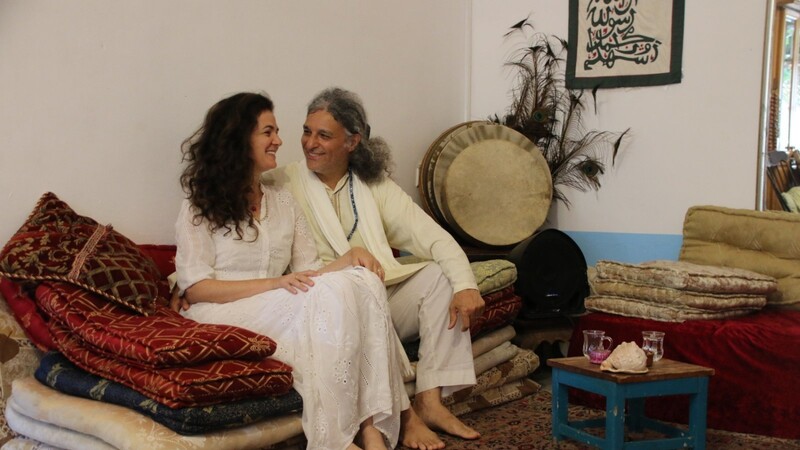 Ora (l.) und Ihab Balha in ihrer Wohnung. Sie ist Jüdin, er Muslim. Wegen ihrer Kinder haben sie gemischte Kitas gegründet.