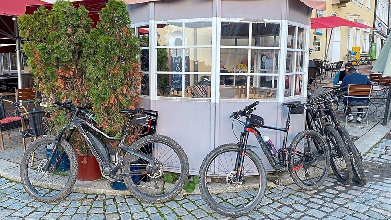 Viele Radler sind nicht damit zufrieden, ihr Rad einfach irgendwo abzulegen. Doch die teuren Gefährte an Laternen oder Regenrinnen anzuketten, ist nicht immer erlaubt. Daher will die Stadt Viechtach nun einen offiziellen Zweiradparkplatz ausweisen.