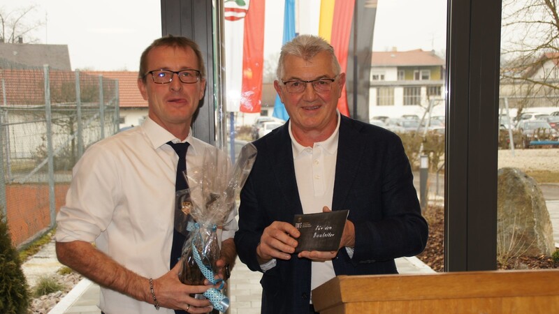 Sportfördervereinsvorsitzender Walter Deichslberger übergibt dem Baukoordinator Jürgen Müller ein Erinnerungsgeschenk.