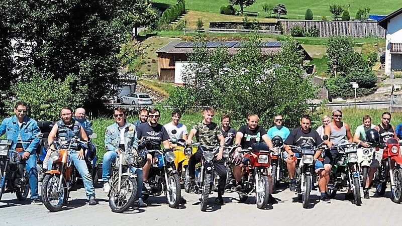 Die Mopedfreunde gönnen sich einmal jährlich eine Ausfahrt in der Region.