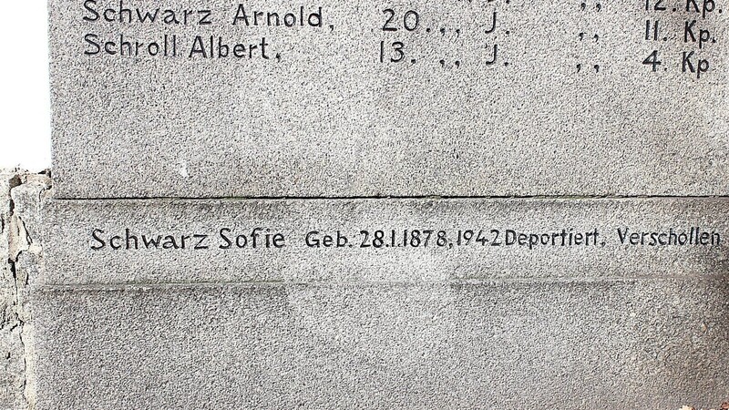 An der Gedenktafel vor der Pfarrkirche in Viechtach wird an Sofie Schwarz erinnert, die 1942 verschleppt wurde.
