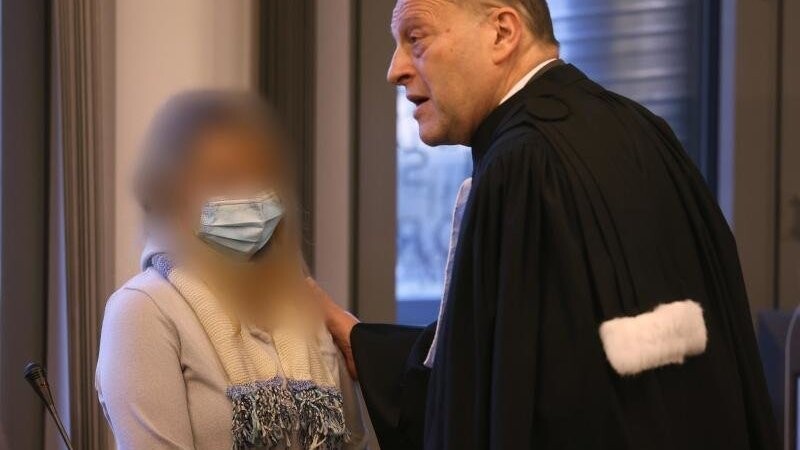 Die Angeklagte im Landgericht Solingen neben ihrem Anwalt Thomas Seifert. Die Frau wurde zu lebenslanger Haft verurteilt.