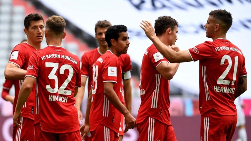 Bayern-Profi Joshua Kimmich (Zweiter von links) lässt sich von seinen Teamkollegen für seinen Treffer zum 1:0 gegen den SC Freiburg feiern.