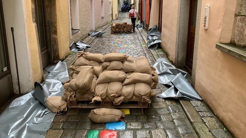 Am Sonntagnachmittag stiegen die Pegel in Passau weiter, zahlreiche Helfer füllten Sandsäcke und verbarrikadierten Geschäfte. Aus polizeilicher Sicht ist die Lage aber vorerst relativ entspannt.