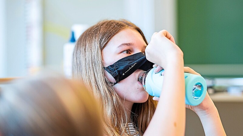 In den ersten zwei Schulwochen gilt für Schüler und Lehrer ab der fünften Klasse auch während des Unterrichts Maskenpflicht.