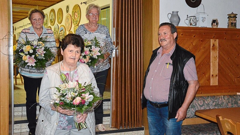 Vorsitzender Franz Bichler überreichte an Ernestine Grum (vorne links), Anni Anzengruber (hinten v.l.) und Rosa Siebauer als kleines Dankeschön je einen Blumenstrauß.