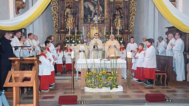 Pater Matthias Roider (Mitte) beim Festgottesdienst in der Pfarrkirche.