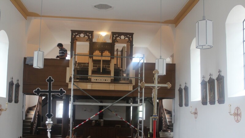 So sieht die Brüstungsorgel nach dem Beginn der Einbauarbeiten im Kirchenschiff derzeit aus.