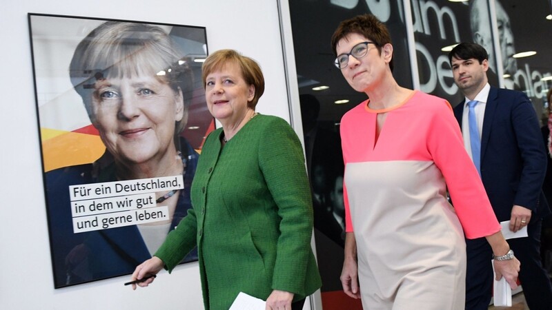 Bundeskanzlerin Angela Merkel (l, CDU) und Saarlands Ministerpräsidentin Annegret Kramp-Karrenbauer (CDU) kommen zu einer gemeinsamen Pressekonferenz im Konrad-Adenauer-Haus.