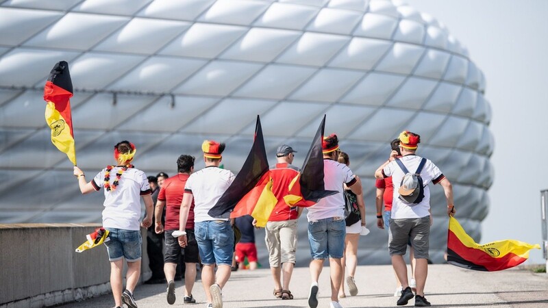 Im Freudentaumel über den deutschen EM-Sieg über Portugal wurden Masken und Abstand vielfach vergessen - und das bei Tausenden Fans im Stadion. Der Regensburger Infektiologe Bernd Salzberger sieht das mit Sorge. (Symbolbild)