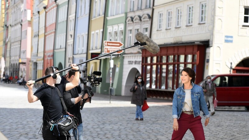 Janina Hartwig in der Landshuter Altstadt - mit dem Kamerateam für den digitalen Stadtspaziergang
