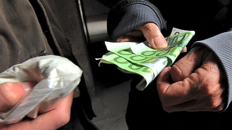 100 Gramm Marihuana hat der Angeklagte in seiner Landauer Hofeinfahrt an einen Käufer übergeben und dafür insgesamt 1 000 Euro erhalten.