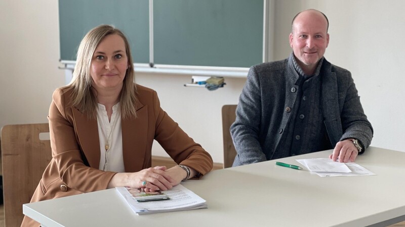 Isabella Weiß, die Leiterin der Berufsfachschule für Kinderpflege, und Alfons Klostermeier-Stahlmann, Leiter Fachakademie für Sozialpädagogik, erläuterten dieses neue Bildungsangebot für Erwachsene.