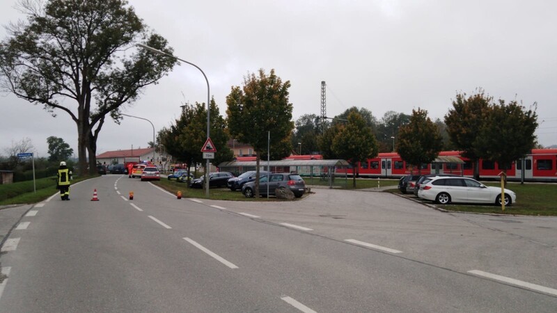 Zwei Schüler im Alter von 13 und 17 Jahren sind am Dienstagmorgen bei einem tragischen Bahnunfall in Bruckberg (Kreis Landshut) ums Leben gekommen.