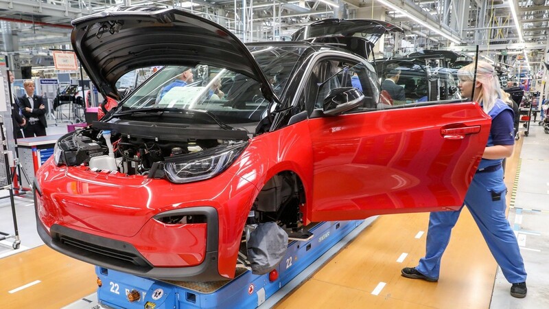 Mitarbeiter im BMW-Werk Leipzig montieren einen elektrisch angetriebenen i3. Der Umbau auf Elektroantriebe könnte hierzulande Hunderttausende Jobs kosten. Das hat eine aktuelle Studie ergeben.