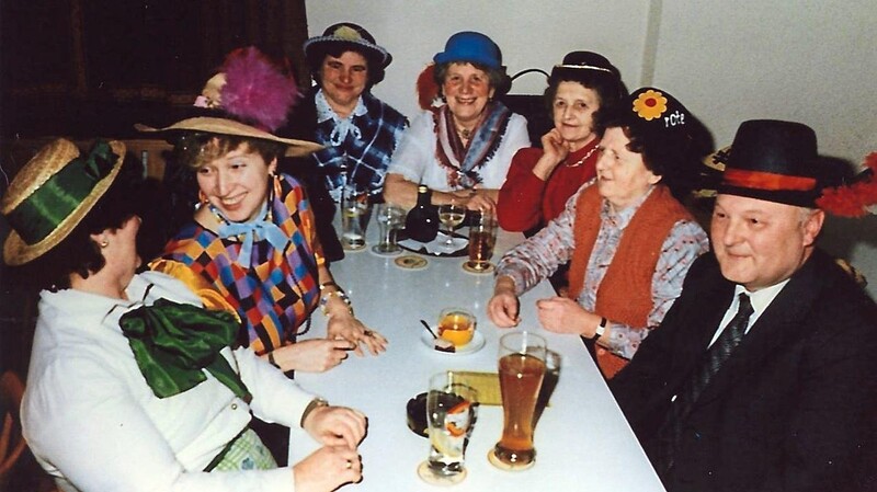 Beim Frauenbund Schorndorf geht es humorvoll zu, besonders beim närrischen Weiberfasching oder Kappenabend. Diese Aufnahme mit Pfarrer Ambros Fröhlich stammt aus dem Jahr 1988.