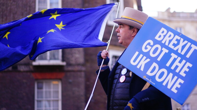 "Der Brexit hat das Vereinigte Königreich fertig gemacht", steht auf dem Plakat dieses Mannes in London, der ganz offensichtlich kein Freund des britischen Alleinganges ist.