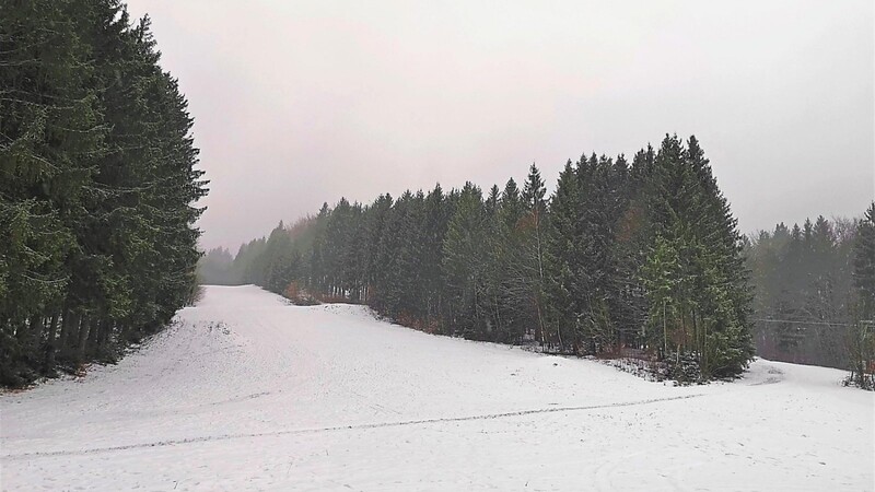 Zwar ist der Hang am Voithenberg schon etwas weiß bedeckt, aber es ist noch lange nicht genug Schneeunterlage für den Start in die Wintersportsaison 2021/22.