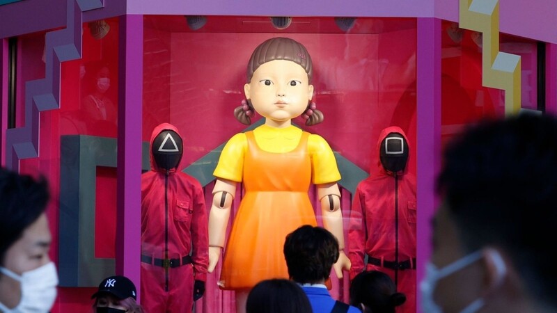 Überdimensionale Nachbildung der "Younghee"-Puppe aus der südkoreanischen Netflix-Serie "Squid Game" in Tokio.