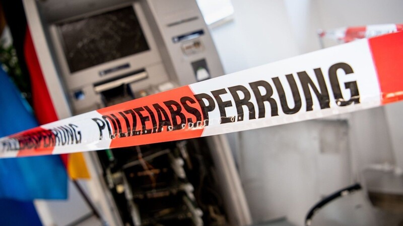 Ein gesprengter Geldautomat ist hinter einem Flatterband mit der Aufschrift "Polizeiabsperrung" zu sehen.