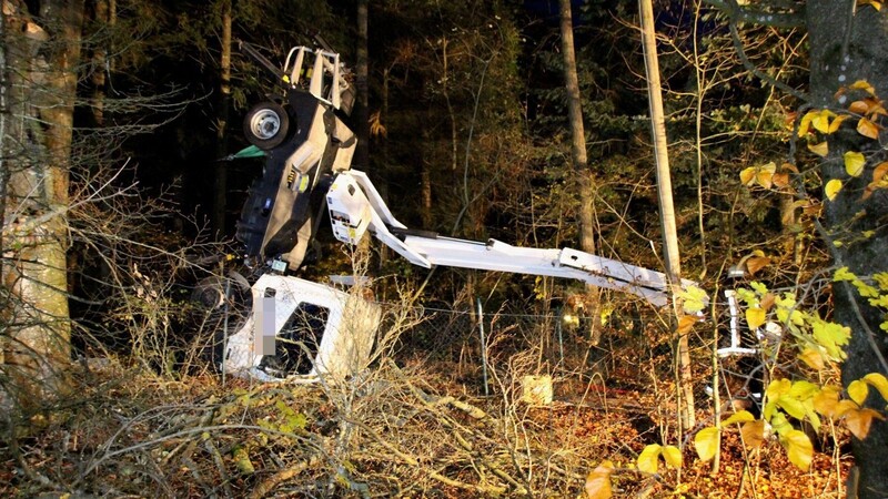 Bei einem Unfall bei Waldarbeiten sind am Samstag zwei Männer schwer verletzt worden.