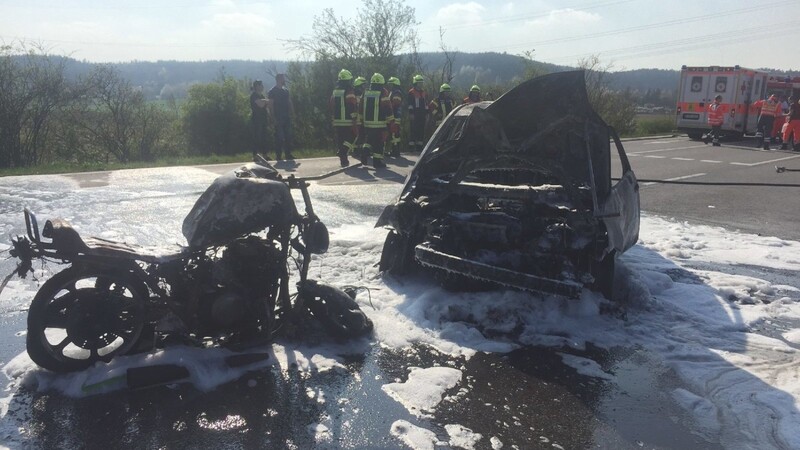 Nach dem Zusammenstoß gingen beide Fahrzeuge in Flammen auf.