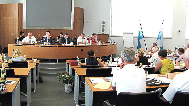 Der Kreistag hat sich am Montag mit der rechtsaufsichtlichen Würdigung des Landkreishaushalts durch die Regierung von Niederbayern befasst.  Foto: mü