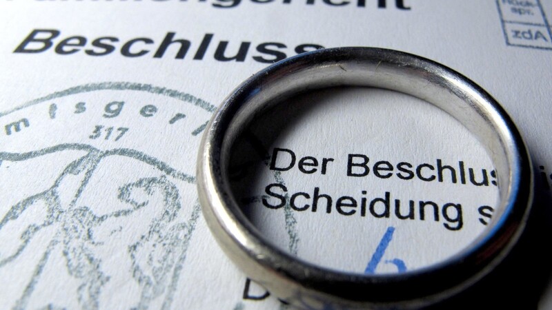 Ob Frauen bei der Scheidung zu schlecht wegkommen, entscheiden die Karlsruher Richter am Dienstag.
