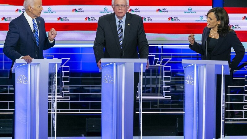 Die demokratischen Präsidentschaftskandidaten Joe Biden (l.), Bernie Sanders und Kamala Harris stellen sich der ersten Vorwahl.