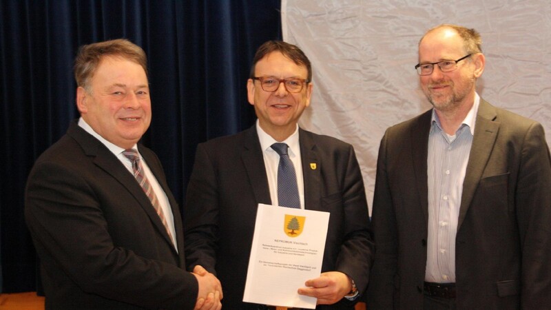 Professor Peter Sperber (v.re.) und Franz Wittmann überreichten das Konzept für eine THD-Aussenstelle an Minister Helmut Brunner.