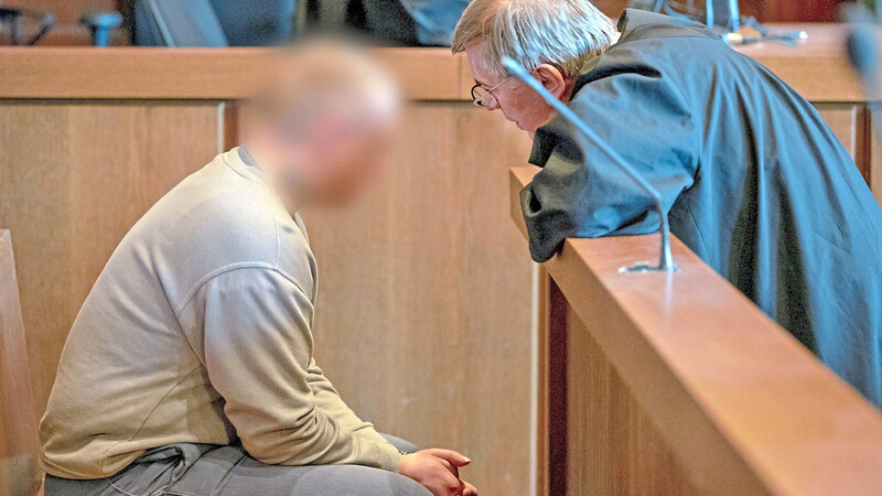 Der wegen versuchten Mordes Angeklagte unterhält sich zu Prozessbeginn mit seinem Anwalt Udo Freier.