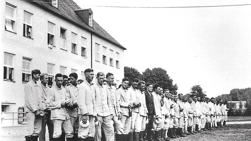 Soldaten des Infanterie Ersatzbataillons 423 vor der Anton-Vitzthum-Grundschule beim Antreten zum Essenfassen auf dem Schulhof.